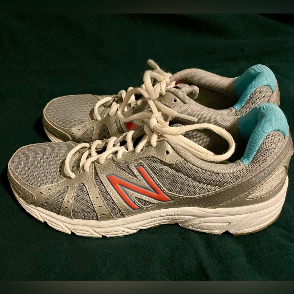 New Balance women’s running shoes W450SL2. Size 8, silver/salmon/blue.